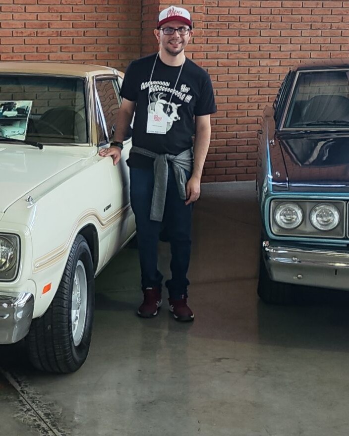 Vitor Daumling em exposição de carros clássicos Dodge